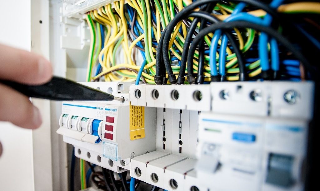 Ρεύμα: Ανακούφιση από τους οικιακούς καταναλωτές – Δυσκολίες για τις επιχειρήσεις