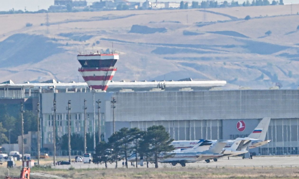 Ολοκληρώθηκε η μεγαλύτερη ανταλλαγή κρατουμένων μεταξύ Ρωσίας και Δύσης μετά τον Ψυχρό Πόλεμο