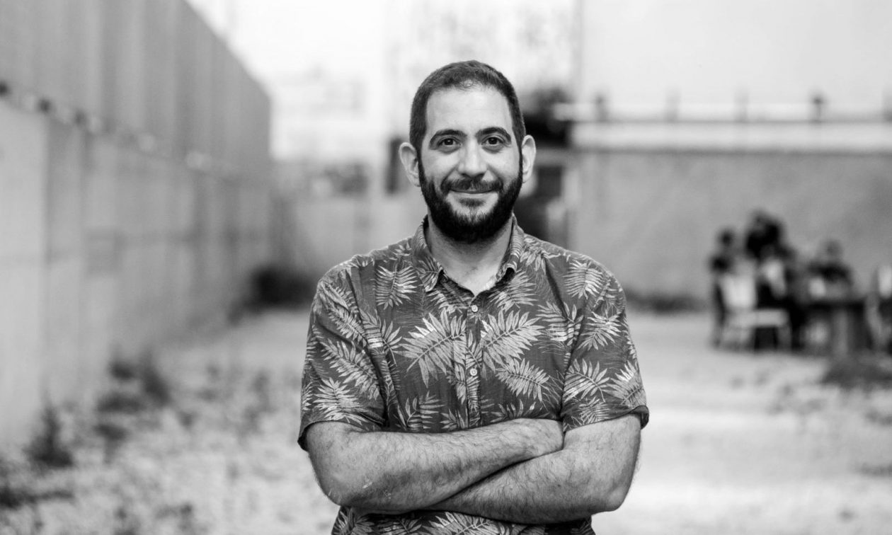 «Ήλιος με δόντια» του Γιάννη Μακριδάκη στο θέατρο Μπέλλος