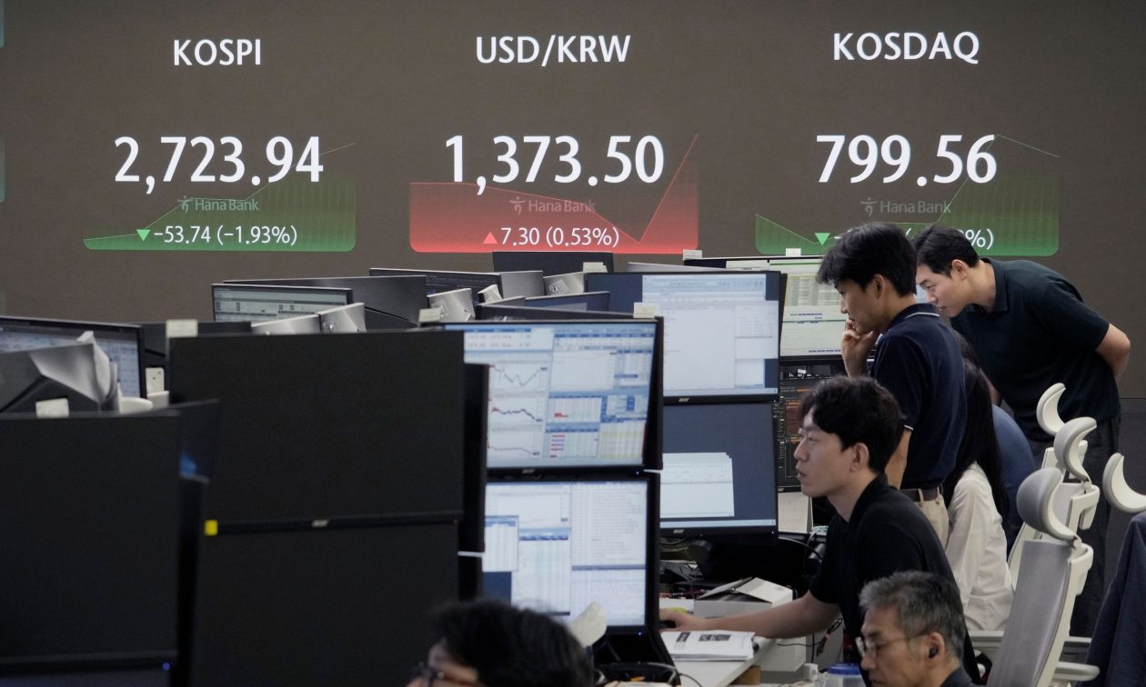 Μαζικό ξεπούλημα στο ασιατικά χρηματιστήρια – «Μαύρη Δευτέρα»