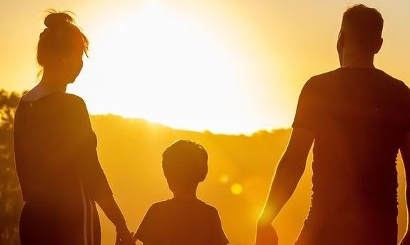 Επίδομα παιδιού: Στο τραπέζι οι αυξήσεις για τους δικαιούχους