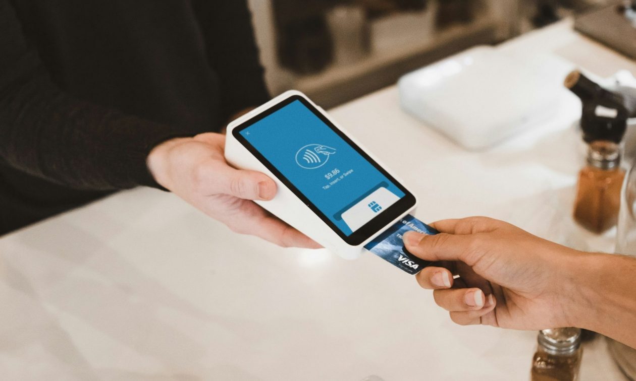 Το «πλαστικό χρήμα» κυριαρχεί: Πληρώσαμε 18,8 δισ. ευρώ με κάρτες σε τρεις μήνες