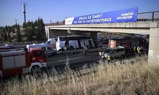 Τραγωδία στην Τουρκία: Λεωφορείο καρφώθηκε σε γέφυρα – 9 νεκροί και δεκάδες τραυματίες