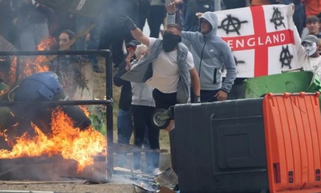 Βρετανία:  Σε συναγερμό μπροστά στον κίνδυνο ταραχών