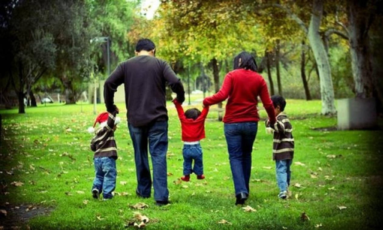 Επίδομα παιδιού: Τρίτεκνοι ίσον πολύτεκνοι – Aυτά είναι τα προνόμια που αποκτούν