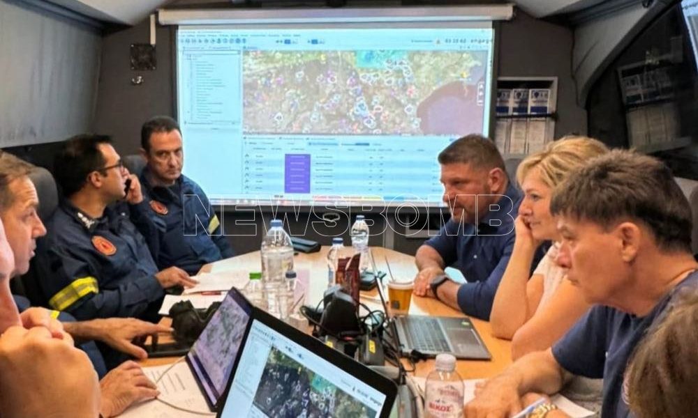 Στο Κινητό Επιχειρησιακό Κέντρο στο Καπανδρίτι o Νίκος Χαρδαλιάς: «H μάχη συνεχίζεται»