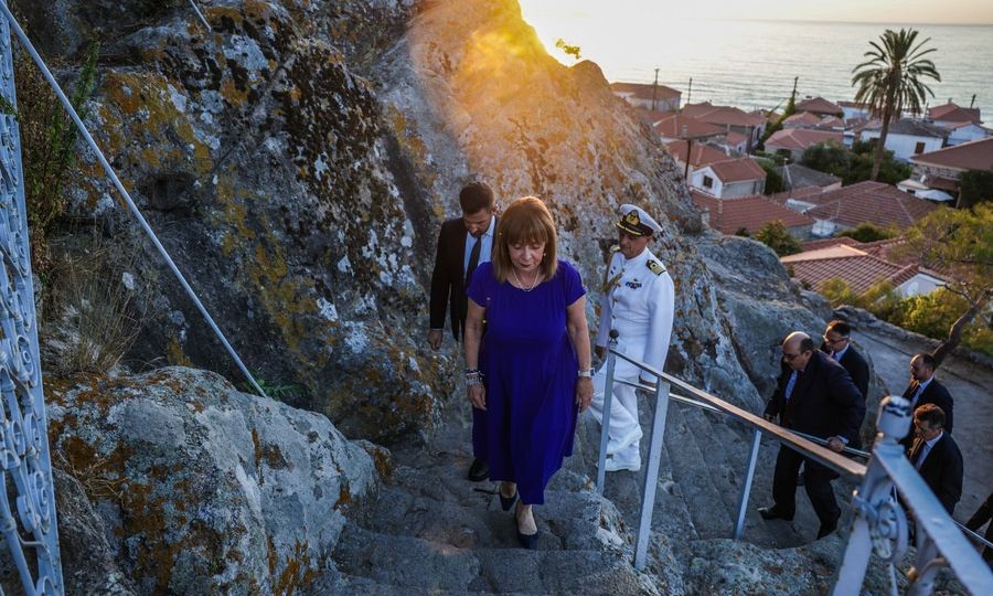 Στην Αγιάσο για τον Δεκαπενταύγουστο η ΠτΔ – Το μήνυμα στους πληγέντες των πυρκαγιών