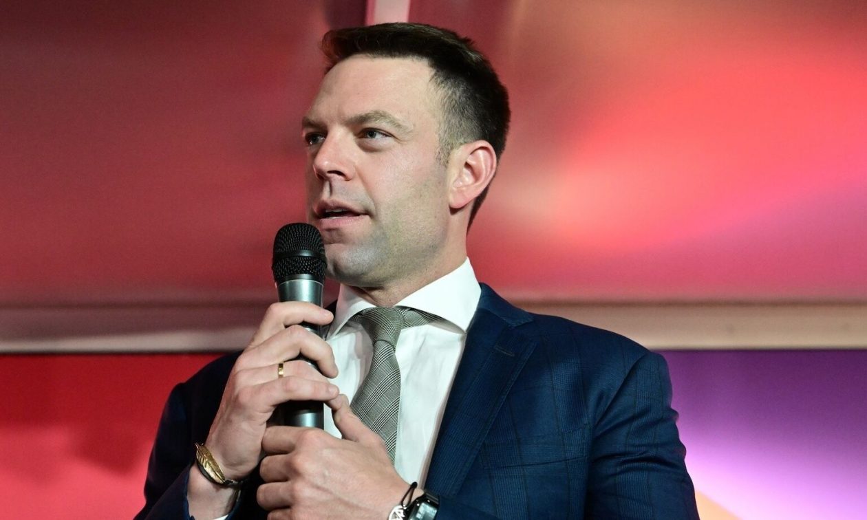 «Πυρά» κυβέρνησης σε Κασσελάκη: «Το τελευταίο που χρειαζόμαστε είναι έναν περιφερόμενο influencer»