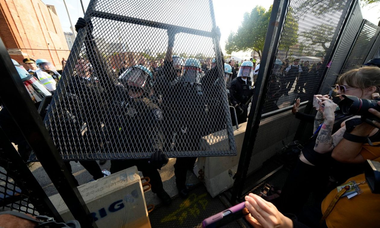 Σικάγο: Εξαγριωμένοι διαδηλωτές έξω από τον χώρο του συνεδρίου των Δημοκρατικών