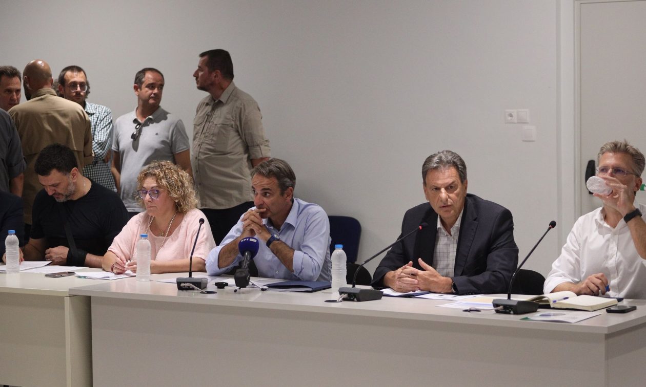 Ξεκίνησε η σύσκεψη για τα καμένα: Αυτοψία Μητσοτάκη στο γυμναστήριο Νέας Πεντέλης