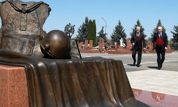 Ο Βλαντιμίρ Πούτιν απέτισε φόρο τιμής στα θύματα του Μπεσλάν – Βίντεο να κάνει τον σταυρό του