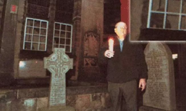 H τελευταία φωτογραφία ενός εξορκιστή πριν πεθάνει – Η ανατριχιαστική λεπτομέρεια που ανακάλυψαν