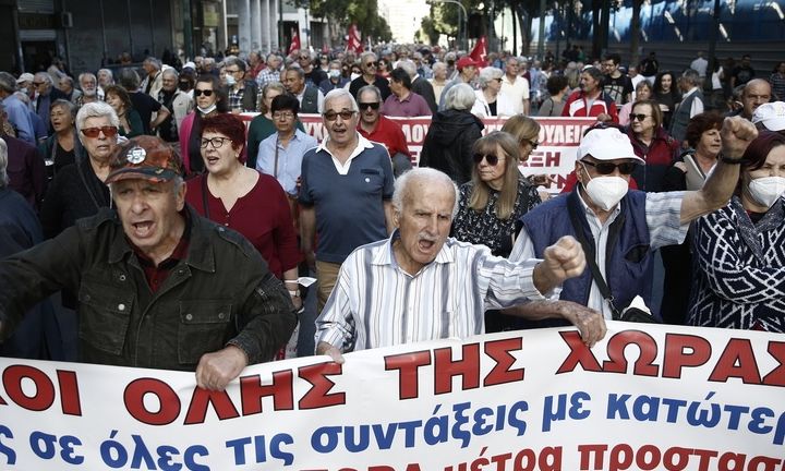 Συντάξεις: Κρίσιμο φθινόπωρο με αποφάσεις για τα αναδρομικά