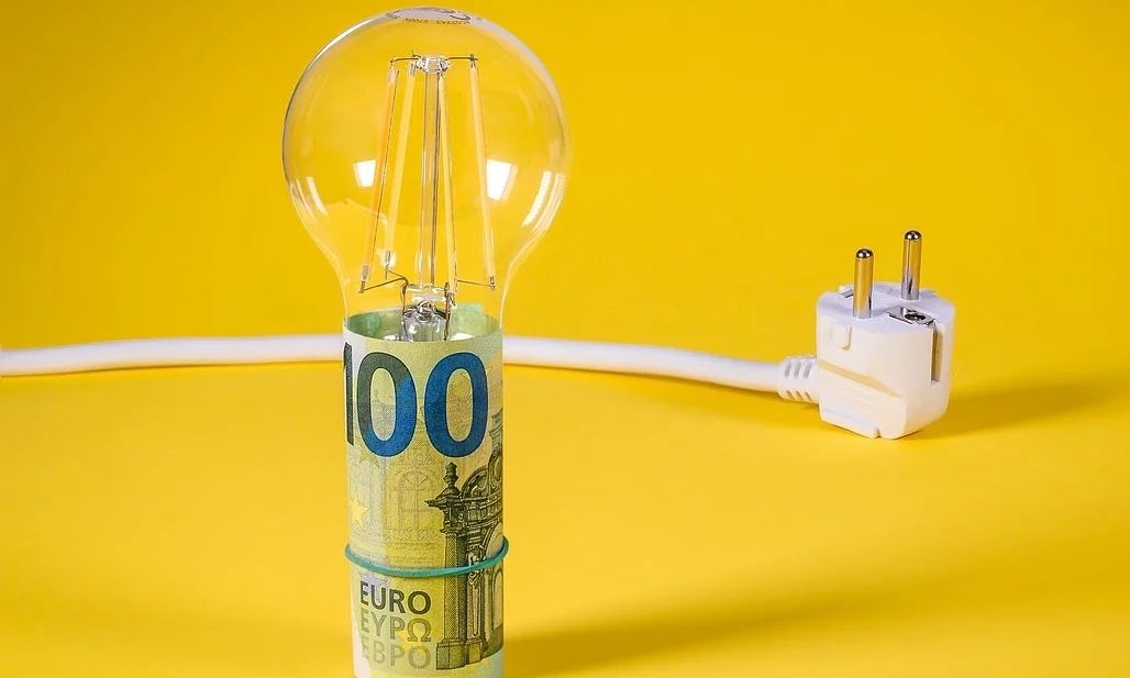 Ρεύμα: Σφοδρή σύγκρουση κυβέρνησης – αξιωματικής αντιπολίτευσης για τα τιμολόγια