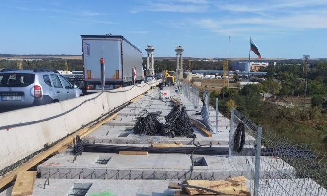 Βουλγαρία: Εγκαταστάθηκαν 20 πάνελ από οπλισμένο σκυρόδεμα στη γέφυρα του Δούναβη κοντά στο Ρούσε