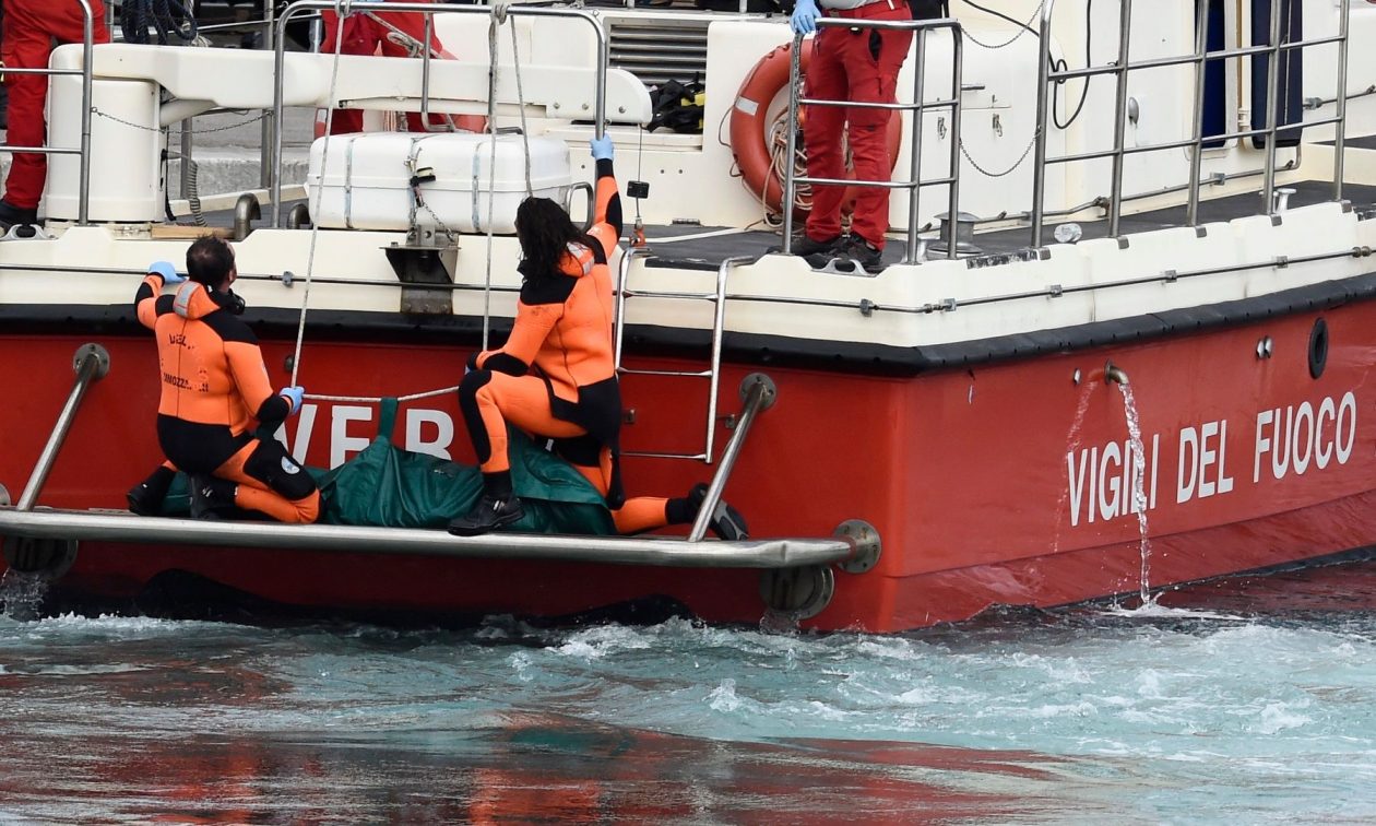 Ναυάγιο στη Σικελία: Ανασύρθηκαν τέσσερα πτώματα – Σήμερα θα ανασυρθεί και το πέμπτο