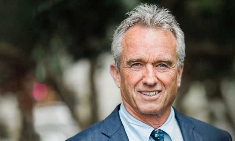 Ο Ρόμπερτ Φ. Κένεντι τζούνιορ αποσύρει την υποψηφιότητά του για την προεδρία των ΗΠΑ