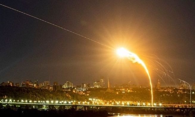 Καίγεται ρωσική αεροπορική βάση – Οι Ουκρανοί επιτέθηκαν με drone