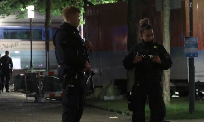 Γερμανία: Η αστυνομία εισέβαλε σε δομή προσφύγων – Ψάχνουν τον δράστη του μακελειού