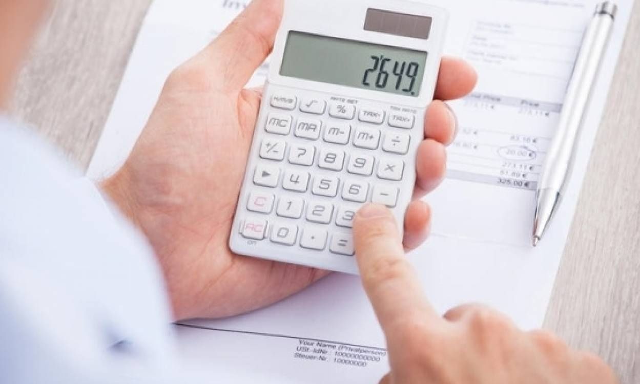 Τέλος επιτηδεύματος: Καταργείται ο μνημονιακός φόρος για ελεύθερους επαγγελματίες