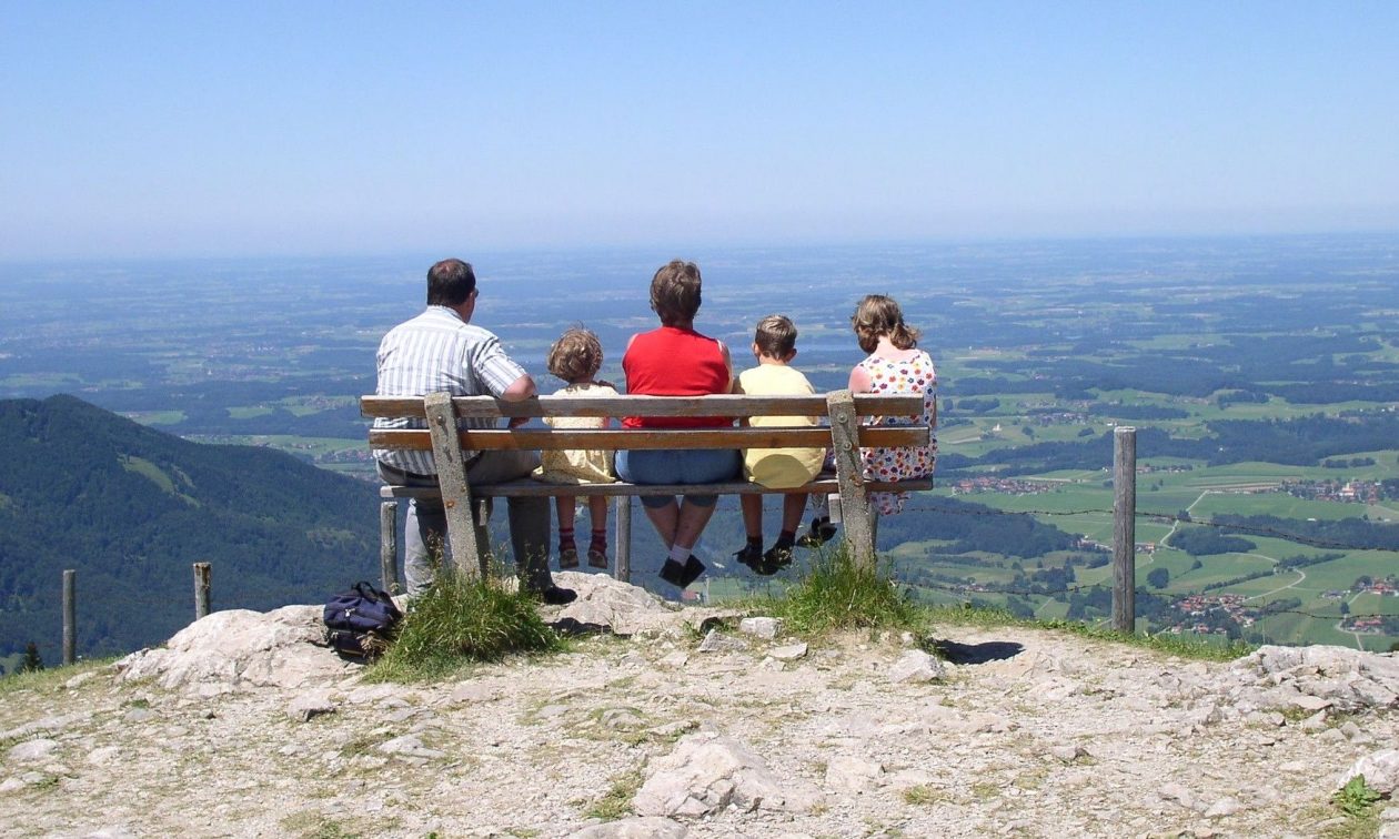 Εξισώνονται οι τρίτεκνες με τις πολύτεκνες οικογένειες – Τα προνόμια που θα λάβουν
