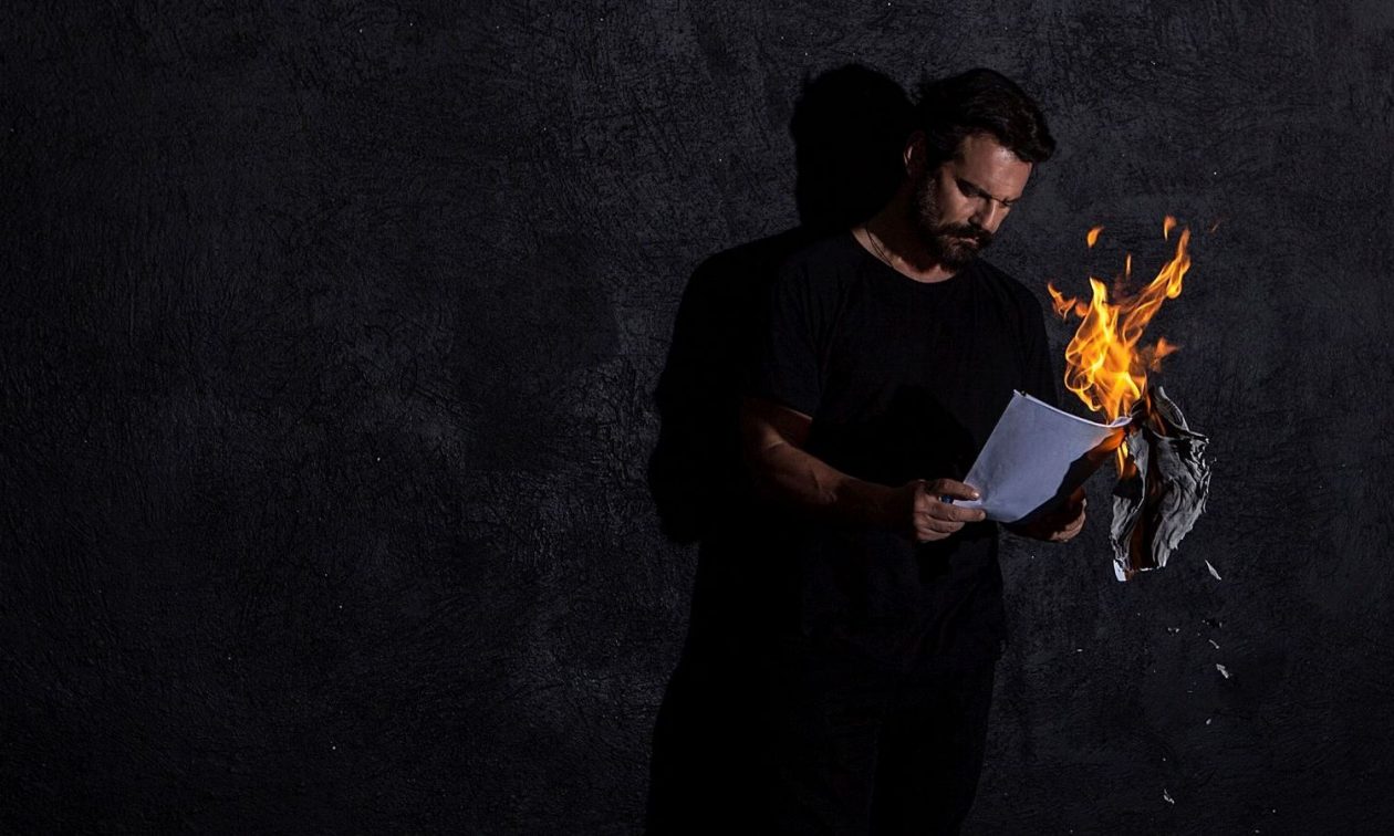 Ο Νίκος Γραμματικός σκηνοθετεί την παράσταση «Ο Σαίξπηρ ζει στο καταφύγιο»