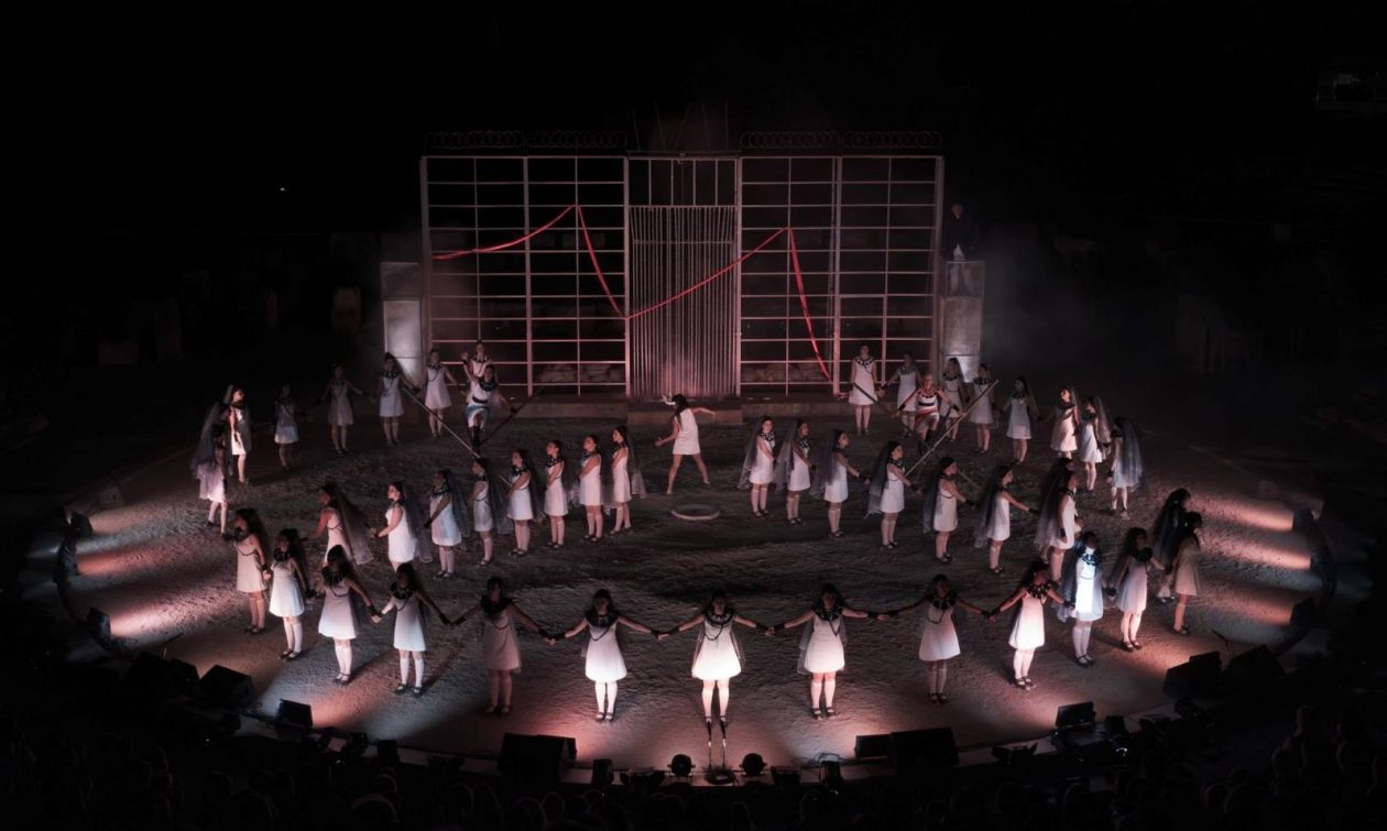 Ικέτιδες: Περιοδεία στην Αθήνα μετά τις δύο παραστάσεις στο κατάμεστο Αρχαίο Θέατρο Επιδαύρου