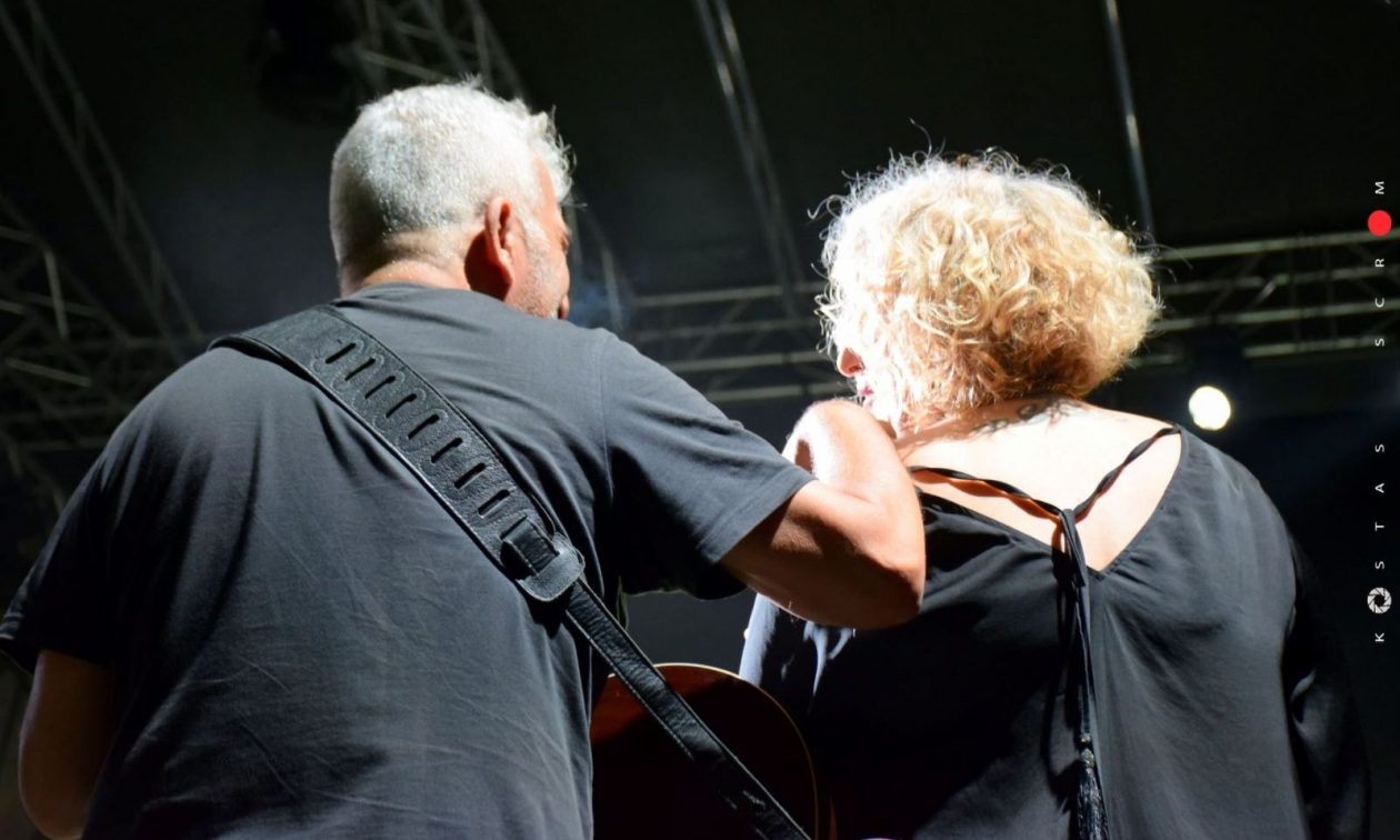 H Mάρθα Φριντζήλα και ο Δημήτρης Μυστακίδης φέρνουν τα πάνω κάτω στο Θεάτρο Βράχων