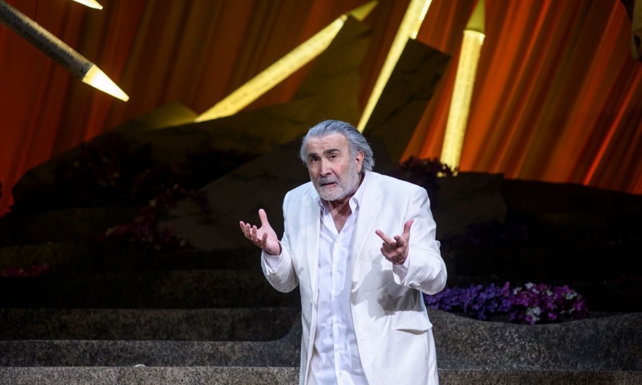 «Όταν ξαναπέθανα»: Περιοδεία για τη θεατρική παράσταση του Λάκη Λαζόπουλου