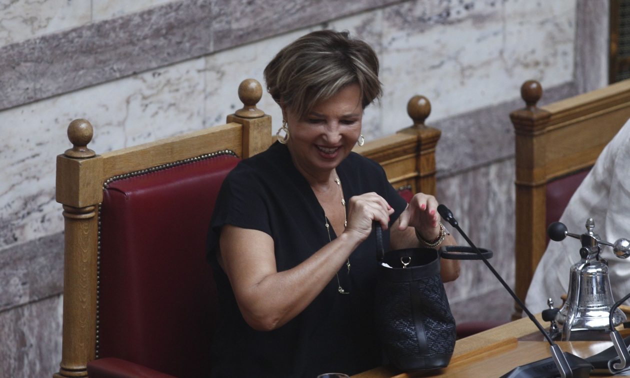 Βουλή: Η Γεροβασίλη ανακοίνωσε την παραίτηση Ηλιόπουλου και την αντικατάσταση από την Τσαπανίδου