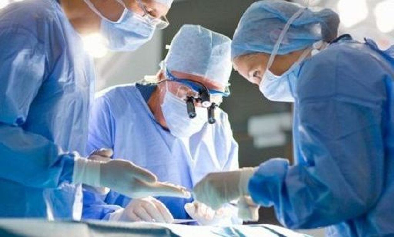 Αυστρία: Χειρούργος άφησε την ανήλικη κόρη του να ανοίξει τρύπα στο κρανίο ασθενούς