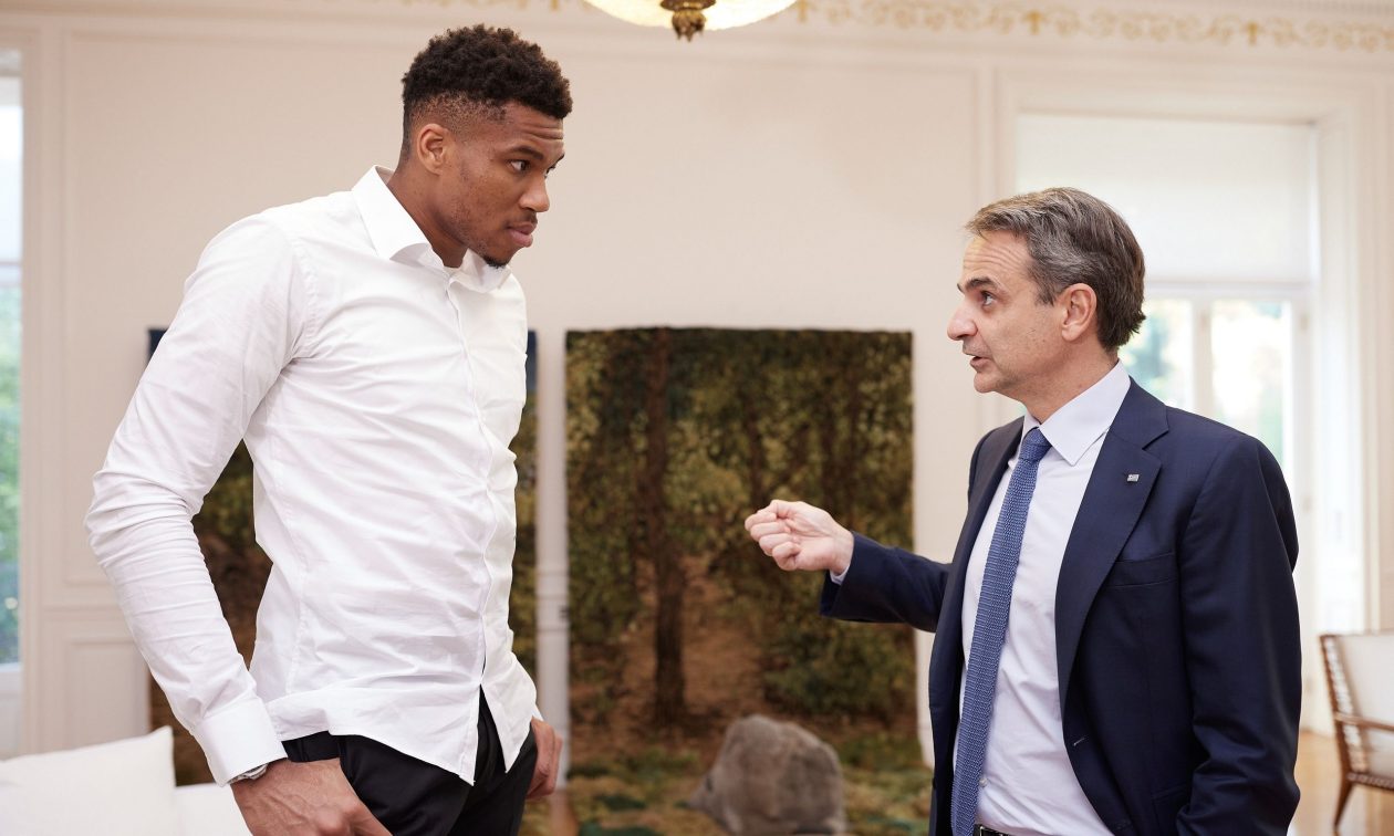 Κυριάκος Μητσοτάκης: Παρών στον γάμο του Γιάννη Αντετοκούνμπο στην Πύλο