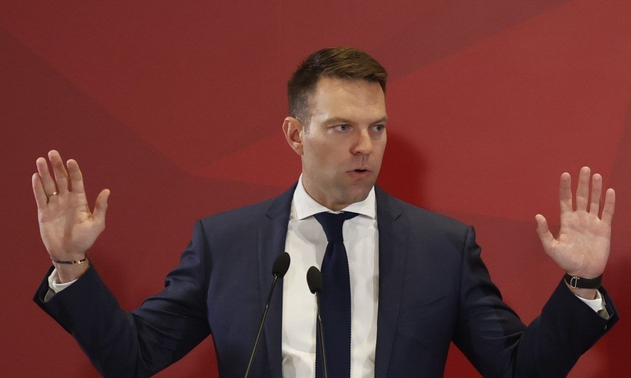 Κασσελάκης: Το κόμμα είμαι εγώ – Το τέλος του ΣΥΡΙΖΑ και η «αυγή» του προσωποπαγούς ΣΥ.Σ.Α.