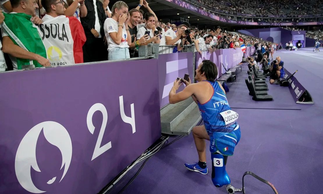 Σπρίντερ που δεν προκρίθηκε στον τελικό 100 μέτρων κάνει πρόταση γάμου μπροστά σε 40.000 άτομα
