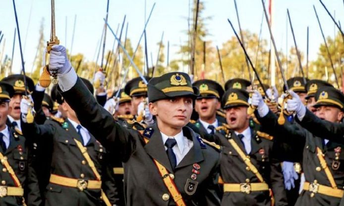 «Αντάρτικο» Κεμαλιστών στο τουρκικό στράτευμα με μπροστάρισσα γυναίκα αξιωματικό