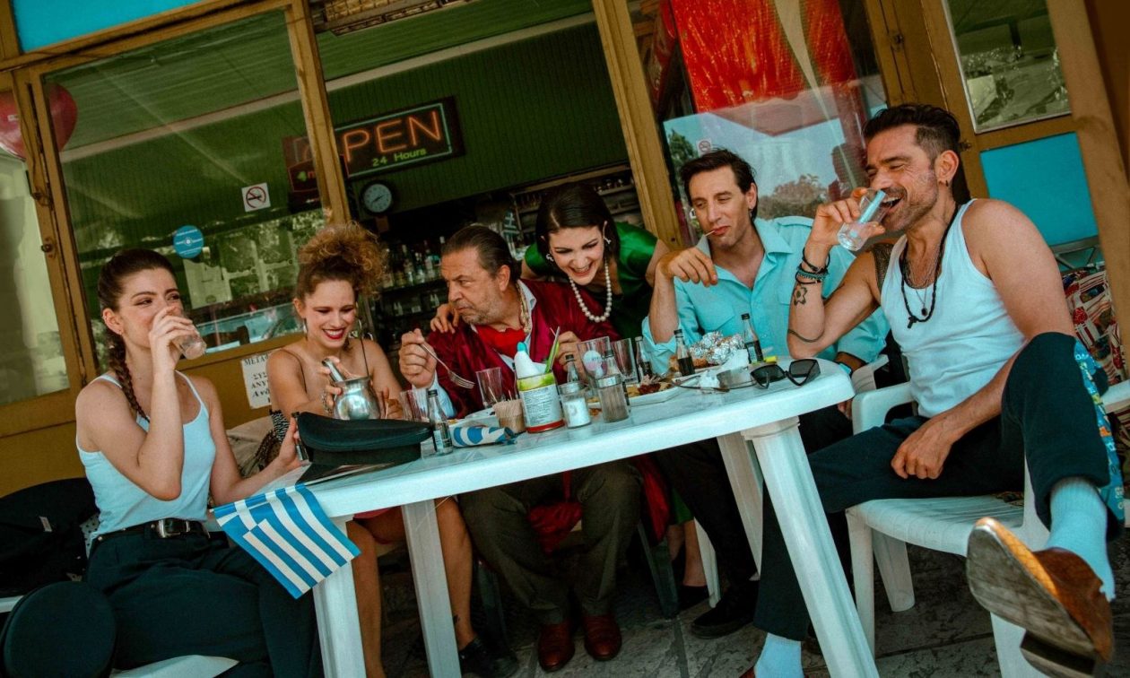 «Κανόνια και τρομπέτες»: Μια μαύρη κωμωδία εξαπάτησης στο θέατρο Εμπορικόν