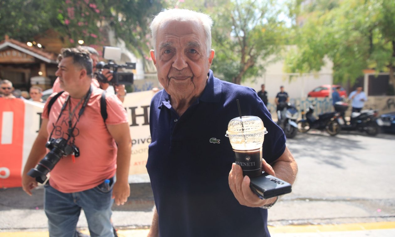 Στη συνεδρίαση της ΚΕ ο Αλέκος Φλαμπουράρης – Η πρώτη δημόσια εμφάνιση μετά το έμφραγμα