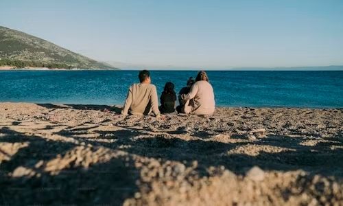 Αυξάνονται τα κοινωνικά επιδόματα: Τα 6 + 1 μέτρα στήριξης των οικογενειών