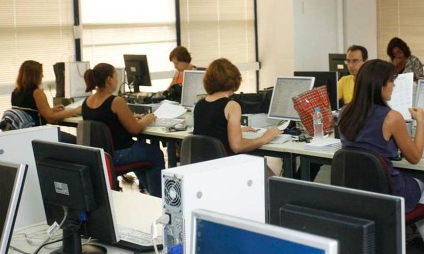 Δημόσιο: Μηνιαία αύξηση έως 100 ευρώ στους μισθούς των υπαλλήλων