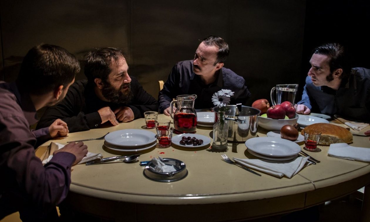 «…καλά, εσύ σκοτώθηκες νωρίς»: Για τρίτη χρονιά στο Σύγχρονο Θέατρο το πεζογράφημα του Χρόνη Μίσσιου