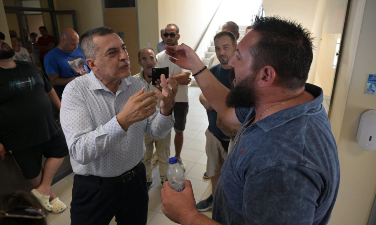 Λάρισα: Ένταση στην Περιφέρεια Θεσσαλίας με Κουρέτα και διαμαρτυρόμενους επιχειρηματίες