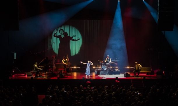 «Piaf! The Show»: Φόρος τιμής στο «Σπουργίτι» στο Θέατρο Λυκαβηττού