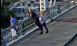 Μπον Τζόβι: Έσωσε γυναίκα που απειλούσε να αυτοκτονήσει πηδώντας από γέφυρα – Συγκλονιστικό βίντεο