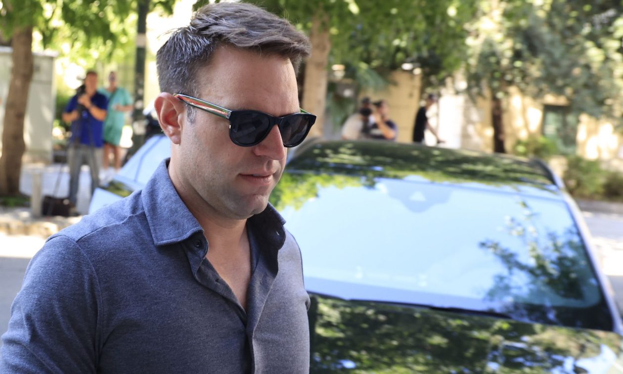 Ο «έκπτωτος» Κασσελάκης αμφισβητεί την αποπομπή και ζητά τα κλειδιά του γραφείου στην Κουμουνδούρου