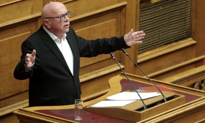 Δουζίνας: Εσφαλμένη η ερμηνεία Κοντιάδη, αυτόματη η έκπτωση Κασσελάκη μετά την άρση της εμπιστοσύνης