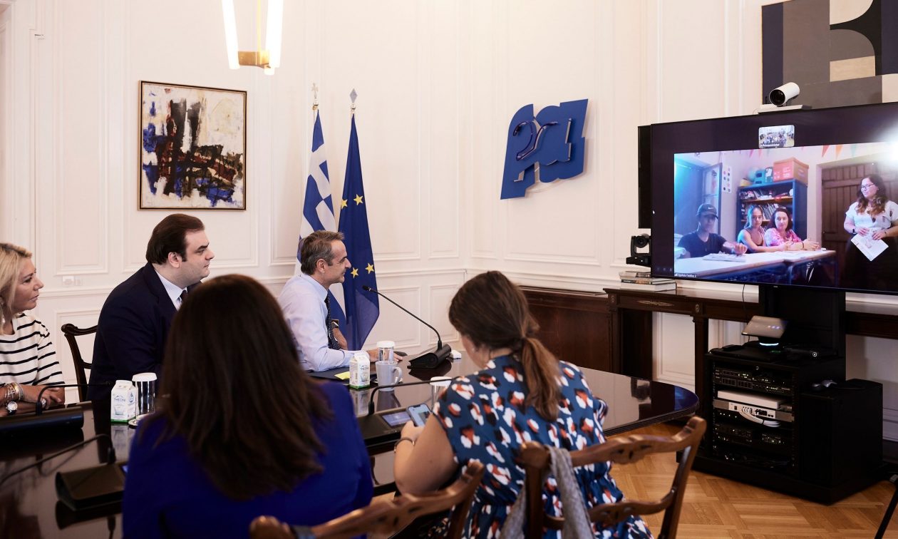 Ο Κυριάκος Μητσοτάκης συνομίλησε με μαθητές στη Γαύδο – Το σχολείο άρχισε ξανά να λειτουργεί