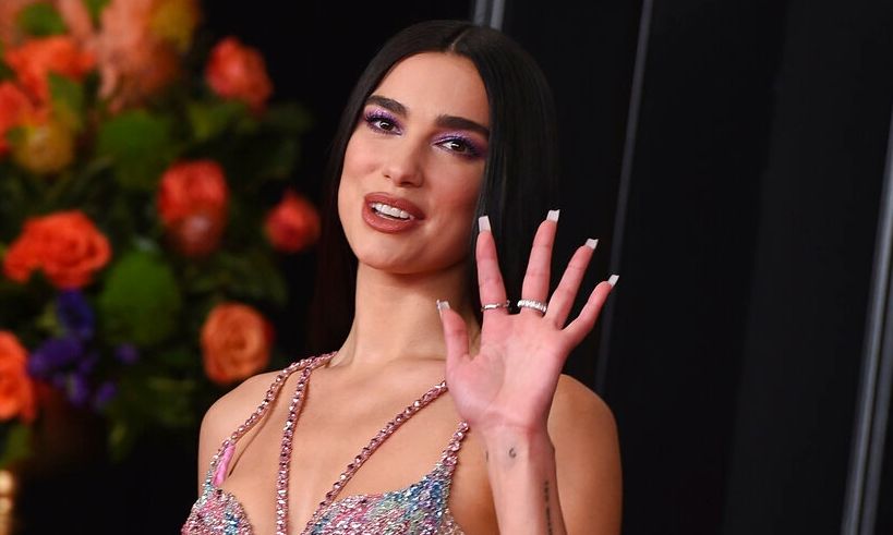 «Κόλασε» το Instagram η Ντούα Λίπα: Η τοπλες λήψη δίπλα στην πισίνα που «ανέβασε» το θερμόμετρο