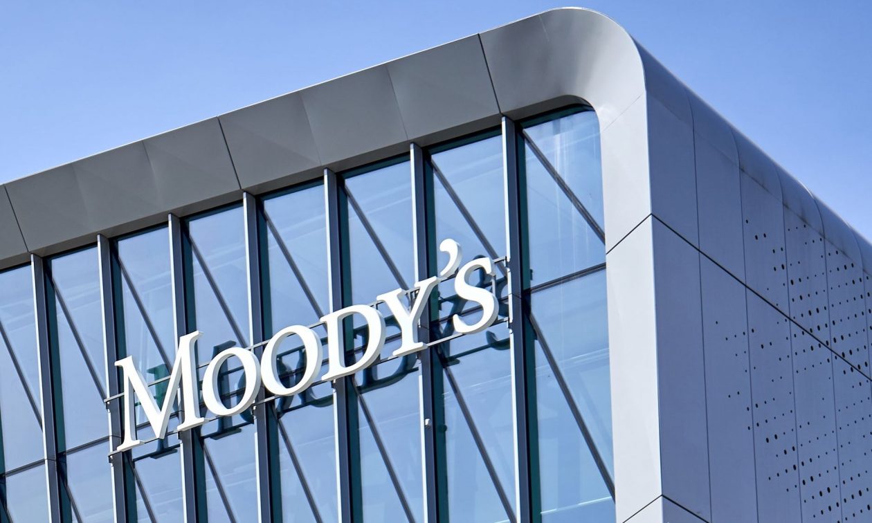 Moody’s: Αναβάθμισε το outlook για την ελληνική οικονομία, παρέμεινε το Ba1