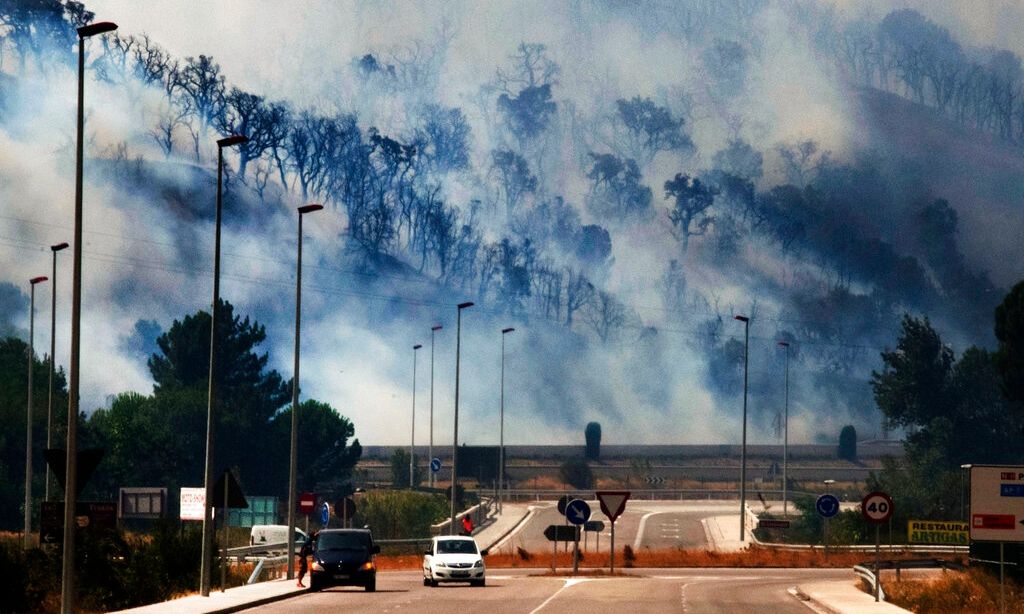 Μεγάλη φωτιά στην Καταλονία – Έκλεισαν δρόμοι και σταμάτησαν τρένα