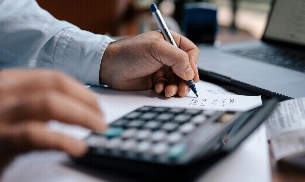 Μείωση φορολογίας, αύξηση εισοδήματος και «φρένο» στα ενοίκια – Αυτές είναι οι τρεις παρεμβάσεις